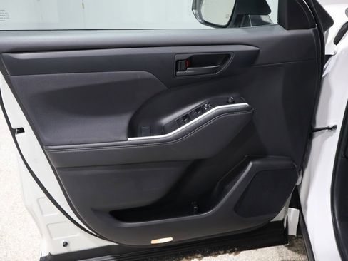 Used 2024 Toyota Highlander LE image 12