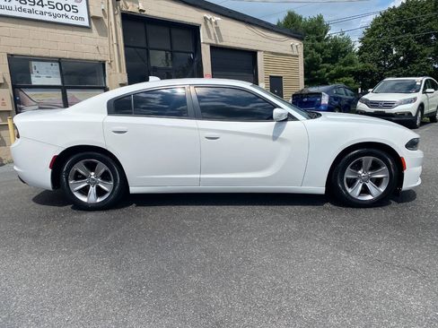 Used 2016 Dodge Charger SXT RWD image 2