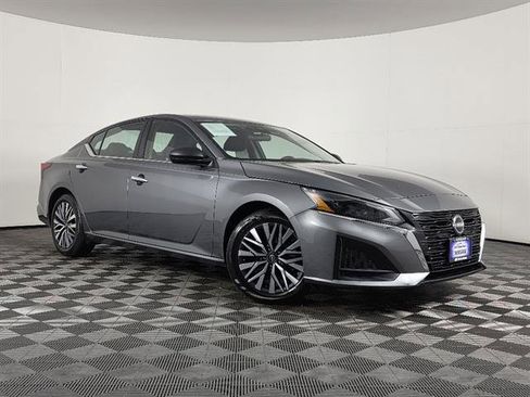 Used 2024 Nissan Altima 2.5 SV FWD image 1