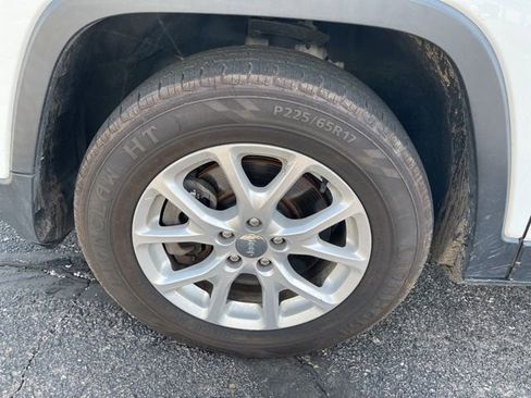 Used 2017 Jeep Cherokee Latitude AWD/4WD image 33
