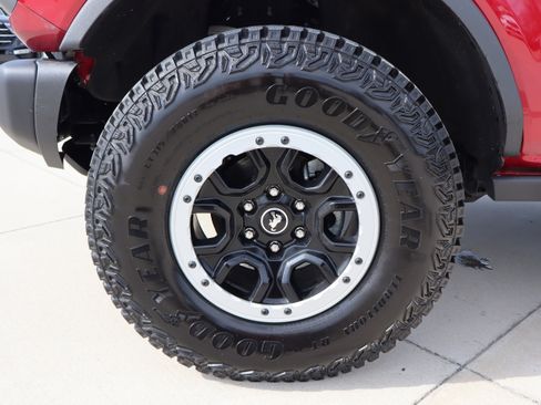 Used 2025 Ford Bronco Badlands image 31