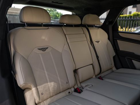Used 2025 Bentley Bentayga V8 image 21