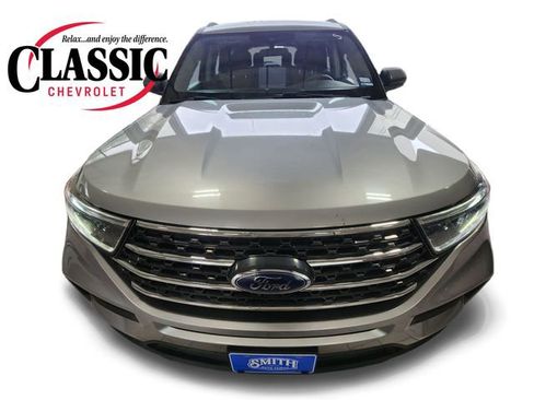 Used 2023 Ford Explorer XLT image 3