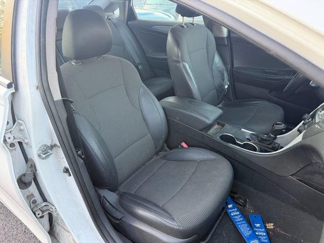 Used 2011 Hyundai Sonata SE w/ Navigation & Sunroof Pkg 4 FWD image 4
