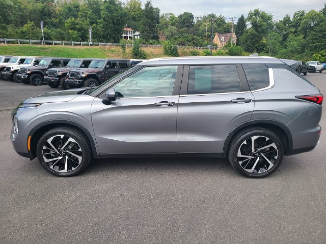 Used 2023 Mitsubishi Outlander SE AWD/4WD image 2
