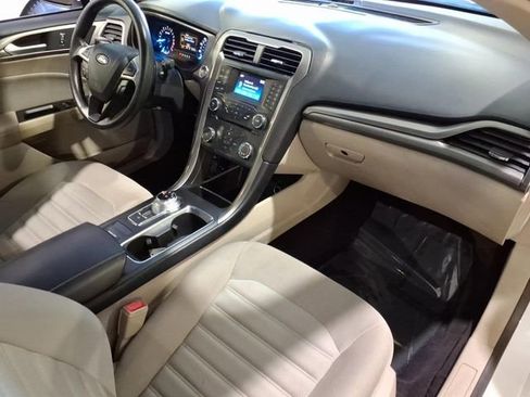 Used 2017 Ford Fusion SE FWD image 27