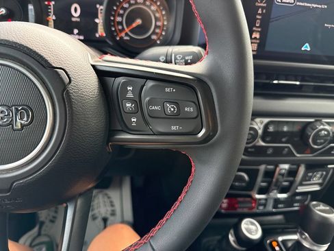 Used 2024 Jeep Gladiator Rubicon w/ Technology Group AWD/4WD image 35