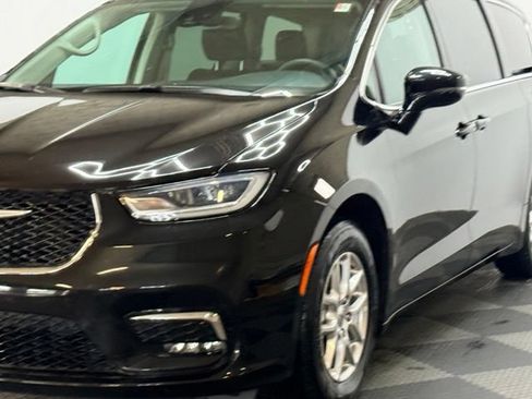 Used 2024 Chrysler Pacifica Touring-L FWD image 6