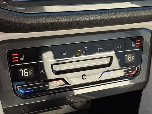 Used 2022 Volkswagen Tiguan SE image 17