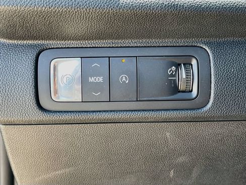 Used 2025 Chevrolet Traverse LT FWD image 20