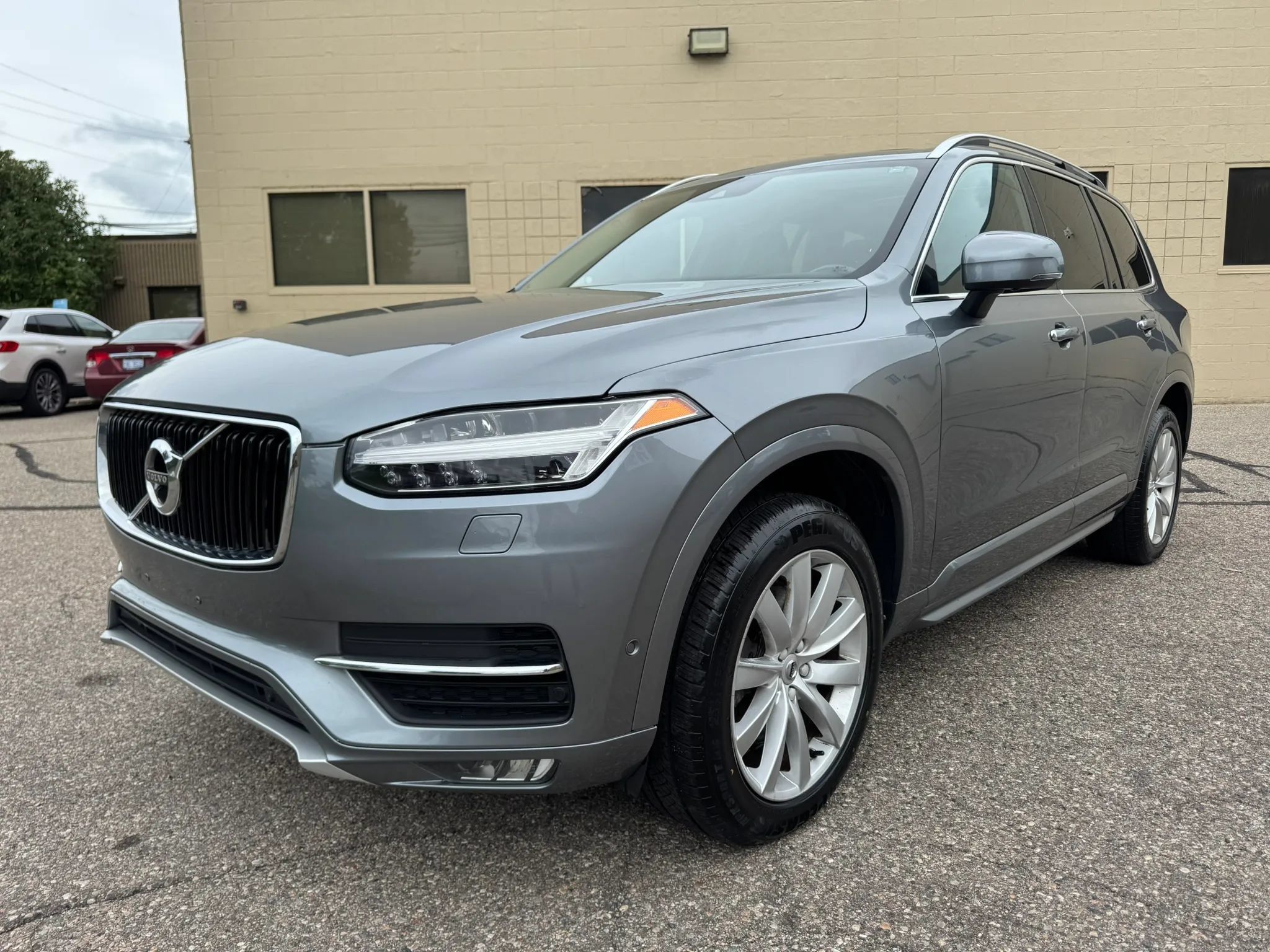 Used 2016 Volvo XC90 T6 Momentum w/ Momentum Plus Package AWD/4WD image 3