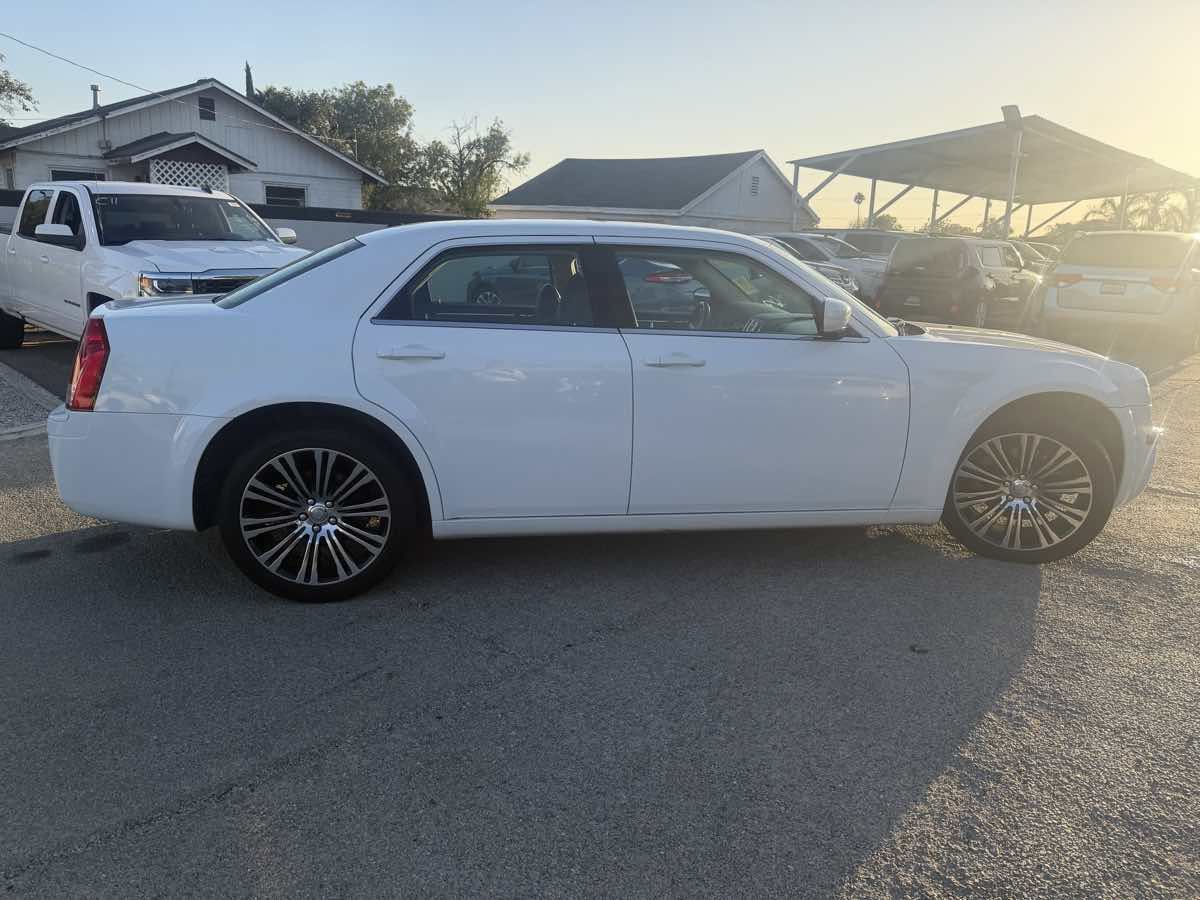 Used 2010 Chrysler 300 S RWD image 7