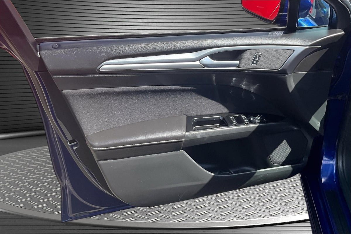 Used 2015 Ford Fusion SE FWD image 19