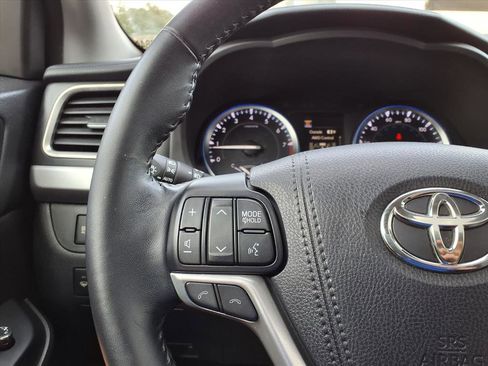 Used 2018 Toyota Highlander XLE image 30