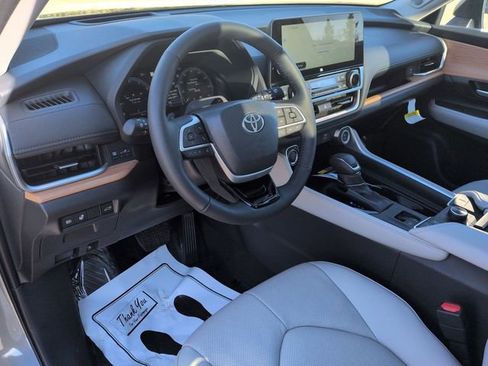 Certified 2026 Toyota Grand Highlander Platinum image 12