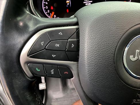 Used 2020 Jeep Grand Cherokee Laredo AWD/4WD image 11