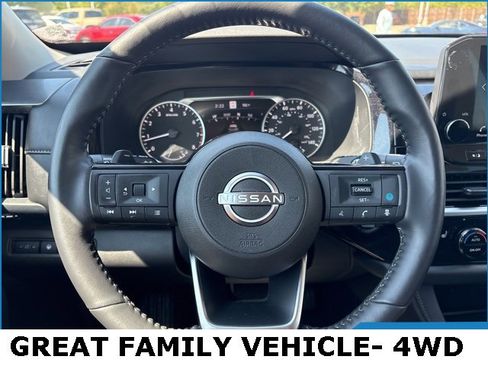 Used 2025 Nissan Pathfinder SL image 5