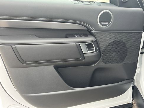 New 2025 Land Rover Discovery Metropolitan Edition image 11