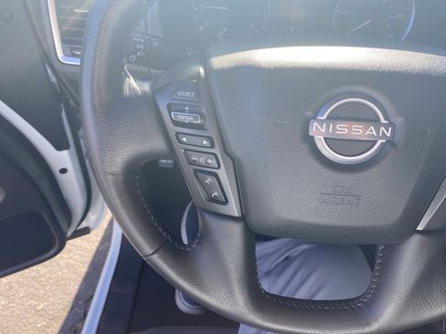 Used 2023 Nissan Frontier SV w/ SV Convenience Package image 11