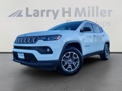 Used 2022 Jeep Compass Latitude image 1