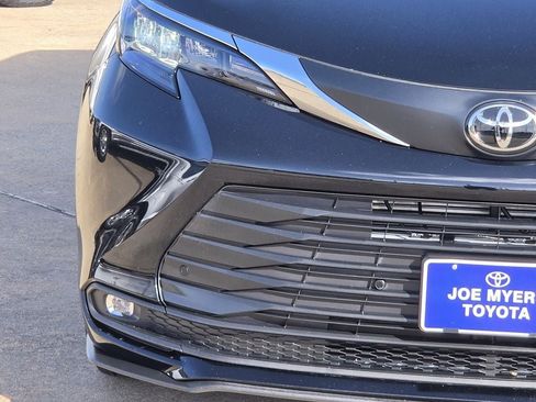 Used 2026 Toyota Sienna XLE FWD image 5