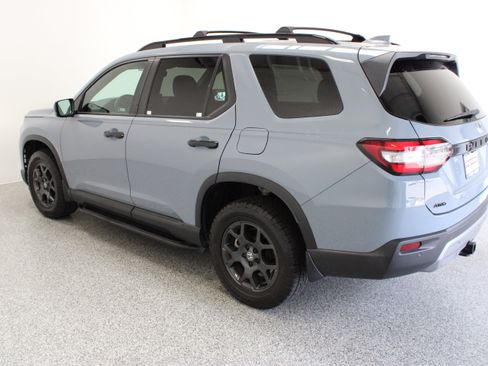 Used 2025 Honda Pilot TrailSport image 9
