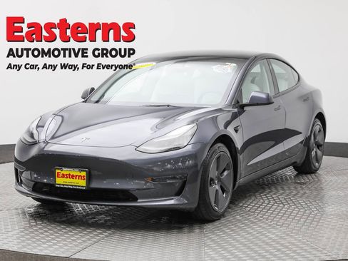Used 2023 Tesla Model 3 Standard Range image 1
