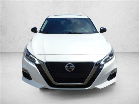 Used 2020 Nissan Altima 2.5 SR w/ Premium Package FWD image 2