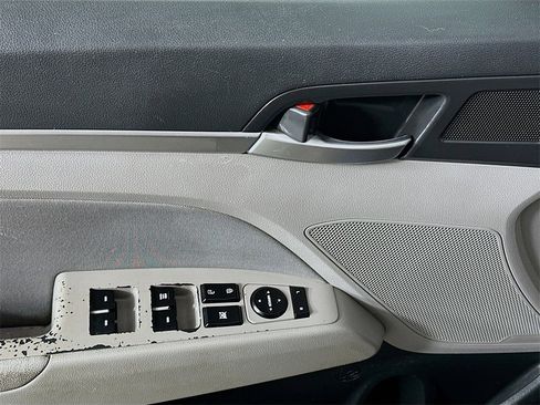 Used 2020 Hyundai Elantra SEL image 21