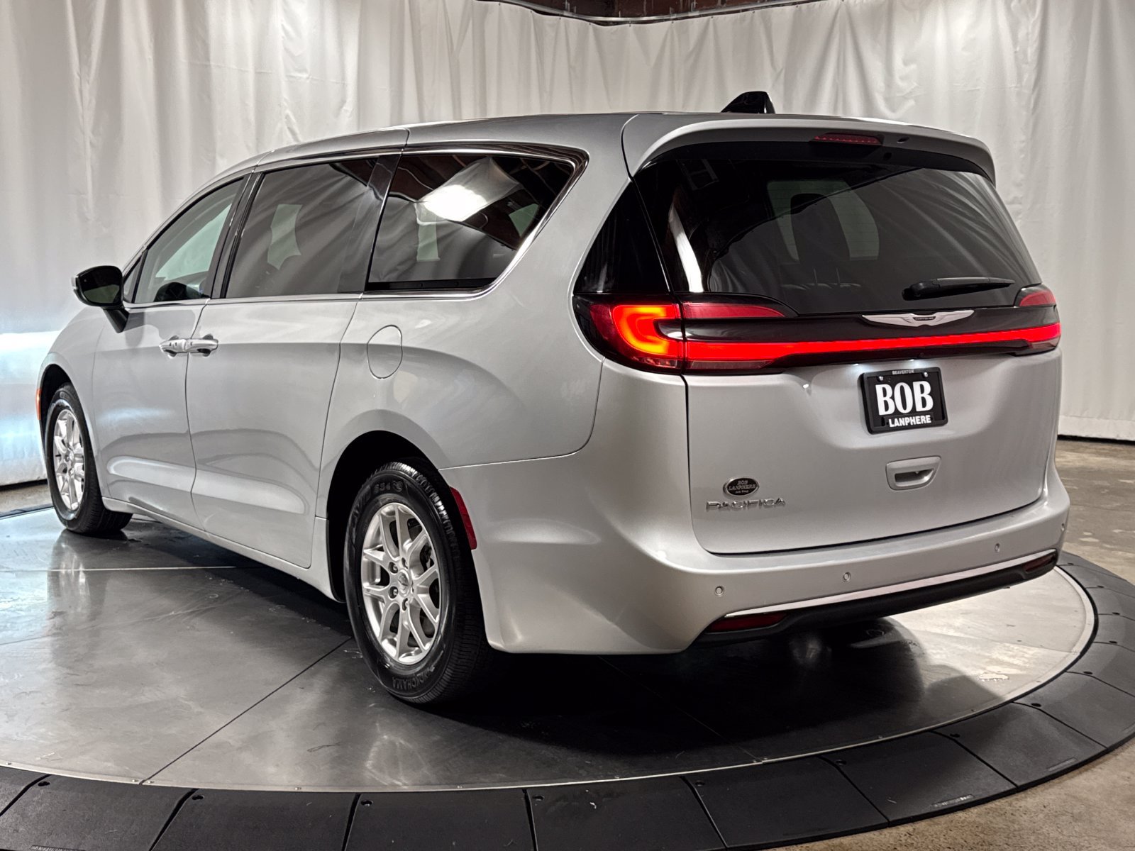 Used 2023 Chrysler Pacifica Touring-L FWD image 9
