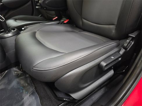 Used 2021 MINI Cooper 4-Door Hardtop w/ 6.5" Touchscreen Package image 28