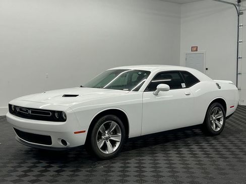 Used 2019 Dodge Challenger SXT image 1