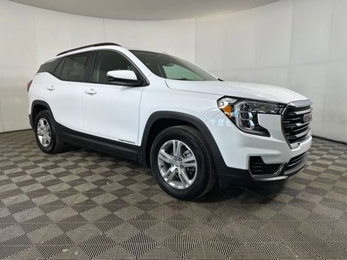 Used 2023 GMC Terrain SLE w/ Driver Convenience Package image 2