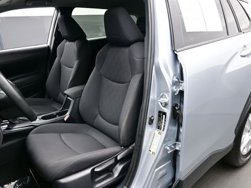 Used 2024 Toyota Corolla Cross LE image 12