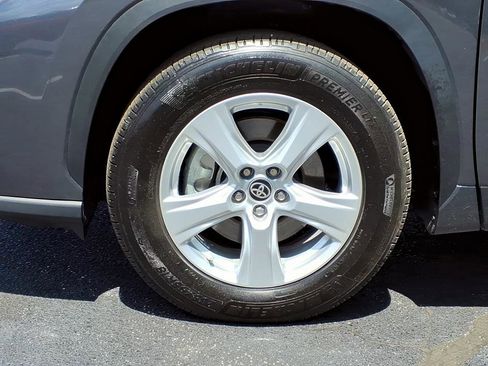 Used 2025 Toyota Highlander LE FWD image 9
