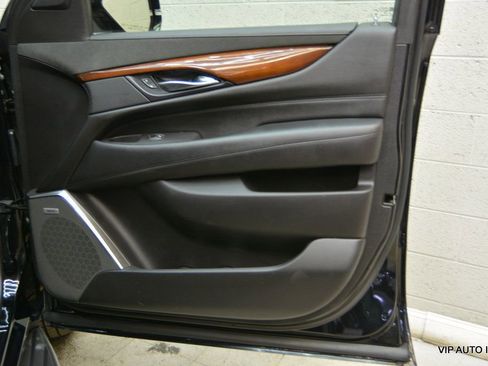 Used 2018 Cadillac Escalade Premium Luxury image 8
