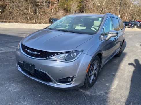 Used 2017 Chrysler Pacifica Limited image 2