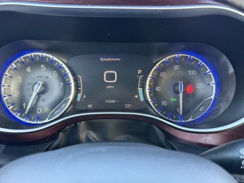 Used 2017 Chrysler Pacifica Limited FWD image 30