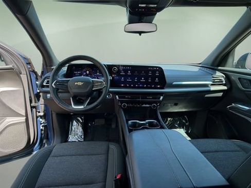 Used 2025 Chevrolet Traverse LT FWD image 17