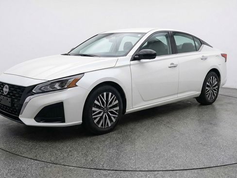 Used 2025 Nissan Altima 2.5 SV image 3