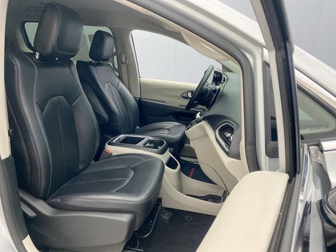 Used 2024 Chrysler Pacifica Touring-L FWD image 22