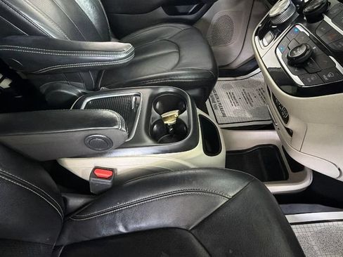 Used 2022 Chrysler Pacifica Touring-L FWD image 35