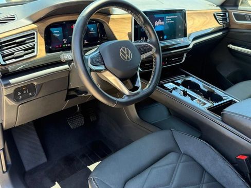 Used 2025 Volkswagen Atlas SE FWD image 12
