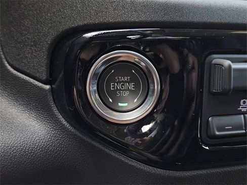 New 2025 GMC Sierra 1500 SLE image 11