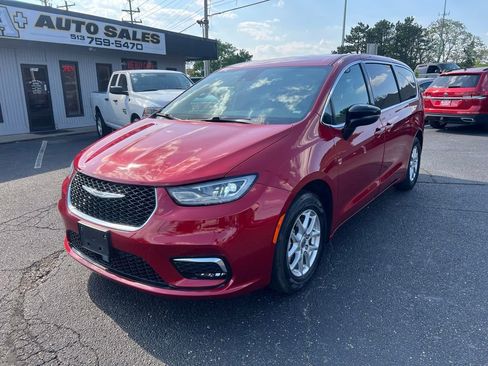 Used 2025 Chrysler Pacifica Select FWD image 2