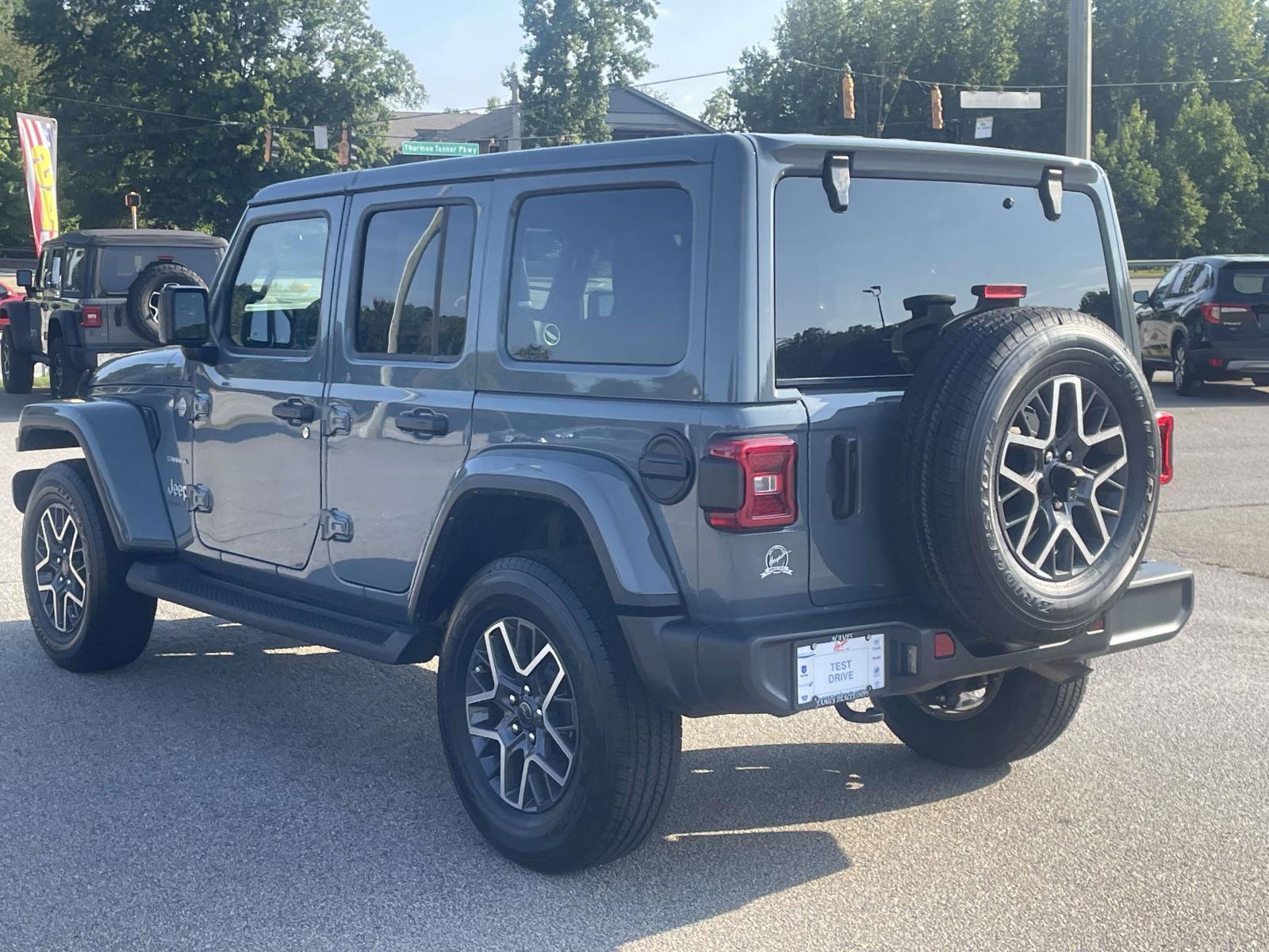 Used 2024 Jeep Wrangler Unlimited Sahara AWD/4WD image 5
