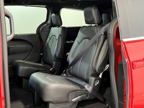 New 2026 Chrysler Pacifica Select image 11