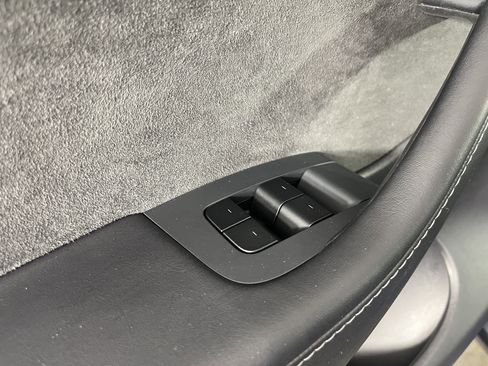 Used 2021 Tesla Model Y Long Range image 18