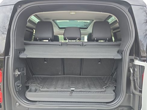 Used 2025 Land Rover Defender 90 S image 12