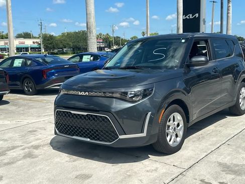 Certified 2025 Kia Soul LX w/ LX Technology Package FWD image 2